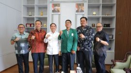 Wali Kota Palembang Ratu Dewa menerima audiensi Ikatan Keluarga Pelajar Mahasiswa [IKPM] Palembang Djaja Yogyakarta di Palembang, Kamis 9 April 2026, membahas sejumlah aspirasi mahasiswa, mulai dari rencana pelantikan pengurus baru hingga kebutuhan asrama mahasiswa.