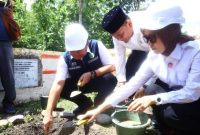 Gubernur Sumatera Selatan, Dr H Herman Deru, meresmikan dimulainya pembangunan kembali Jembatan Air Lawai B melalui prosesi peletakan batu pertama dan doa bersama di Desa Muara Lawai, Kecamatan Merapi Timur, Kabupaten Lahat, Jumat 10 April 2026.