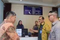 Sekretaris Daerah Provinsi Sumatera Selatan, Dr Drs H Edward Candra MH melanjutkan monitoring ke Kantor Bersama Samsat UPTB I Palembang, Jumat 10 April 2026.