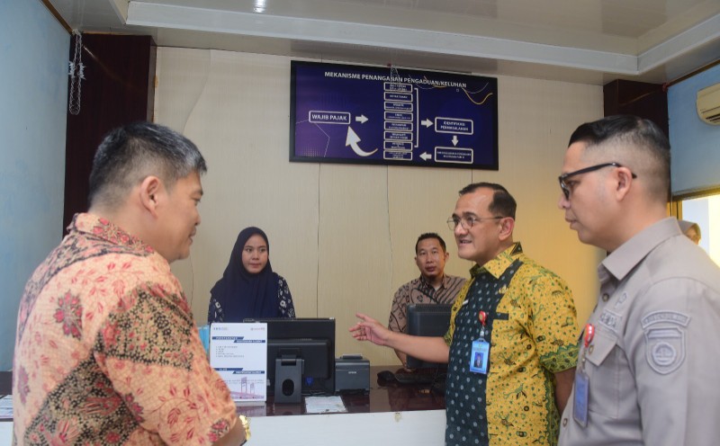 Sekretaris Daerah Provinsi Sumatera Selatan, Dr Drs H Edward Candra MH melanjutkan monitoring ke Kantor Bersama Samsat UPTB I Palembang, Jumat 10 April 2026.