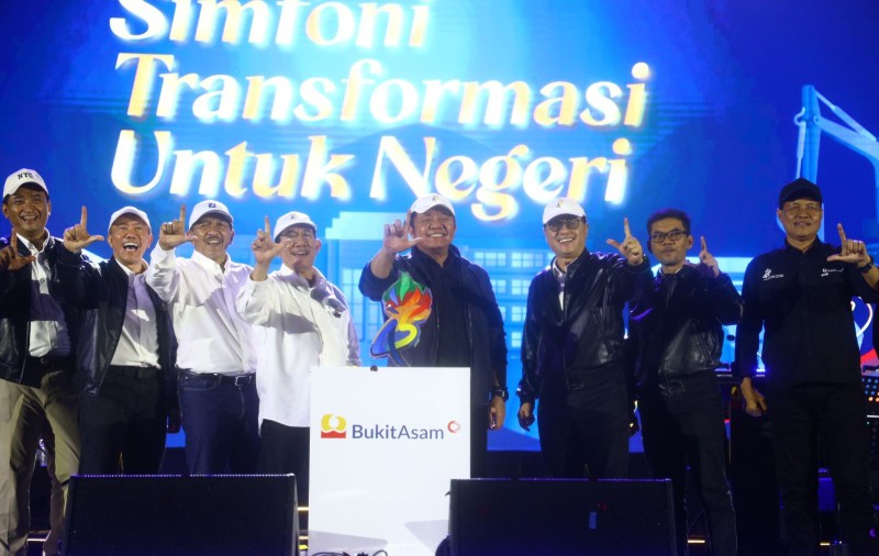 Gubernur Sumatera Selatan, Dr H Herman Deru, menghadiri puncak peringatan Hari Ulang Tahun [HUT] ke-45 PT Bukit Asam Tbk [PTBA] di lapangan gedung utama PTBA, Tanjung Enim, Kabupaten Muara Enim, Jumat 10 April 2026, malam.