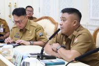 Sekretaris Daerah [Sekda] Kota Palembang, Aprizal Hasyim saat menerima audiensi dari Head Project SPKLU Wilayah Sumatera PT Vgreen Station Charging Investment Indonesia, Wanda Yudistira, di Ruang Rapat Setda Kota Palembang, Senin 13 April 2026.