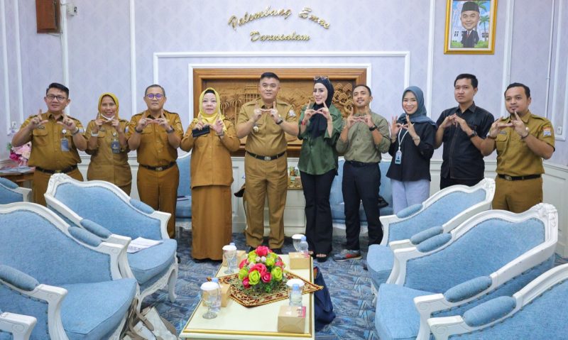 Sekretaris Daerah Kota Palembang Aprizal Hasyim menerima audiensi event organizer [EO] terkait persiapan kegiatan budaya “Sumsel Run 2026” dalam rangka memperingati Hari Kartini. Pertemuan tersebut berlangsung di Ruang Audiensi Sekda Kota Palembang, Senin 13 April 2026.