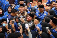 Gubernur Dr H Herman Deru saat memimpin apel gabungan dan kegiatan halal bihalal Pemprov Sumsel Tahun 2026/1447 Hijriah yang digelar usai libur panjang Idulfitri di Palembang, Senin 30 Maret 2026, pagi.