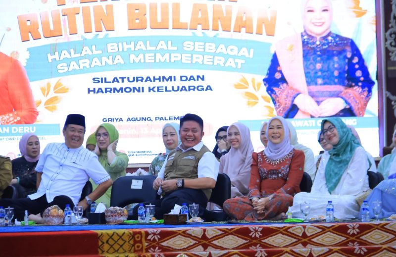 Ketua TP-PKK Provinsi Sumatera Selatan, Febrita Lustia Herman Deru [Feby Deru] dalam kegiatan Pengajian Rutin Bulanan yang dirangkaikan dengan Halal Bihalal TP PKK Provinsi Sumsel di Griya Agung, Senin 13 April 2026.