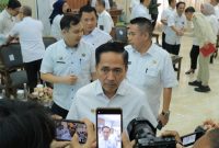 Wali Kota Palembang Ratu Dewa saat memberikan keterangan pers usai rapat koordinasi intensif bersama jajaran Organisasi Perangkat Daerah [OPD] dan seluruh camat se-Kota Palembang di Rumah Dinas Wali Kota, Rabu 15 April 2026.