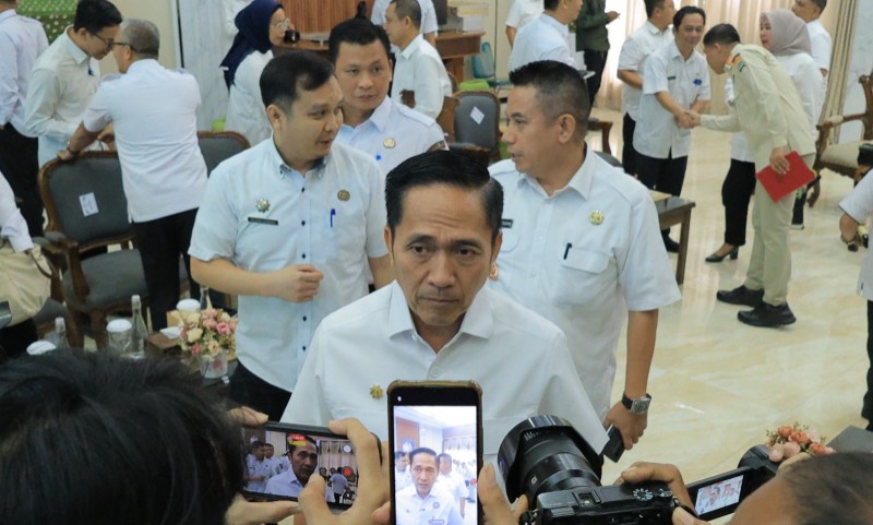 Wali Kota Palembang Ratu Dewa saat memberikan keterangan pers usai rapat koordinasi intensif bersama jajaran Organisasi Perangkat Daerah [OPD] dan seluruh camat se-Kota Palembang di Rumah Dinas Wali Kota, Rabu 15 April 2026.