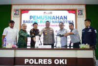 Polres OKI melakukan pemusnahan barang bukti narkotika jenis sabu seberat 927 gram dalam konferensi pers yang digelar di Aula SAR Mapolres OKI, Kamis 16 April 2026.