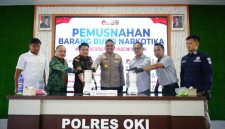 Polres OKI melakukan pemusnahan barang bukti narkotika jenis sabu seberat 927 gram dalam konferensi pers yang digelar di Aula SAR Mapolres OKI, Kamis 16 April 2026.