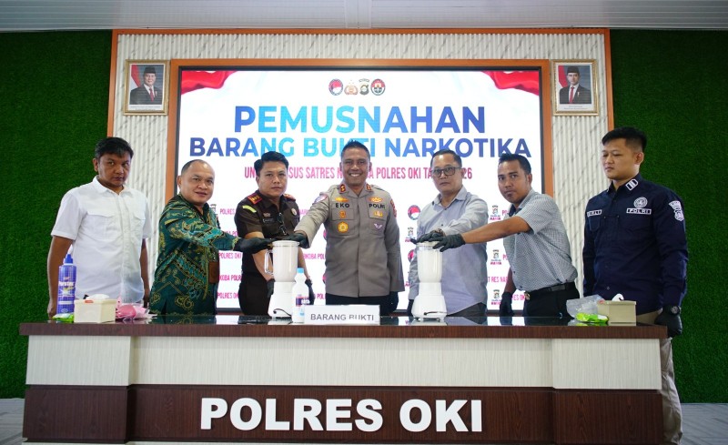 Polres OKI melakukan pemusnahan barang bukti narkotika jenis sabu seberat 927 gram dalam konferensi pers yang digelar di Aula SAR Mapolres OKI, Kamis 16 April 2026.