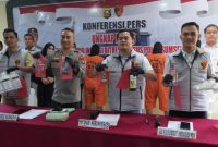 Ditreskrimsus Polda Sumsel memberikan keterangan pers soal penggerebekan pabrik miras oplosan merek terkenal hingga penangkapan empat pelaku, berlangsung di Mapolda Sumsel, Kamis 16 April 2026.