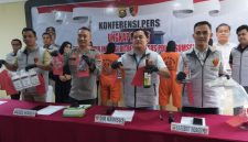 Ditreskrimsus Polda Sumsel memberikan keterangan pers soal penggerebekan pabrik miras oplosan merek terkenal hingga penangkapan empat pelaku, berlangsung di Mapolda Sumsel, Kamis 16 April 2026.