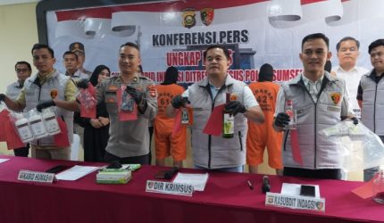 Ditreskrimsus Polda Sumsel memberikan keterangan pers soal penggerebekan pabrik miras oplosan merek terkenal hingga penangkapan empat pelaku, berlangsung di Mapolda Sumsel, Kamis 16 April 2026.