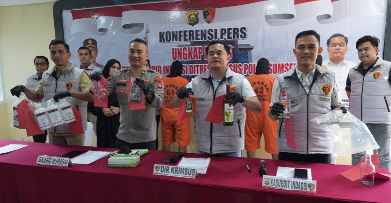 Ditreskrimsus Polda Sumsel memberikan keterangan pers soal penggerebekan pabrik miras oplosan merek terkenal hingga penangkapan empat pelaku, berlangsung di Mapolda Sumsel, Kamis 16 April 2026.