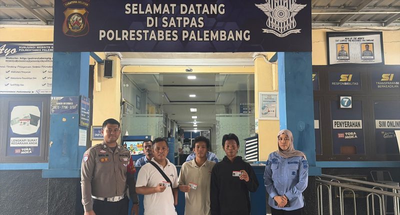 Melalui Polrestabes Palembang, empat atlet disabilitas berprestasi menerima Surat Izin Mengemudi [SIM] tipe D secara gratis dalam kegiatan yang berlangsung di Satpas Satlantas Polrestabes Palembang, Jakabaring, Kamis 16 April 2026.