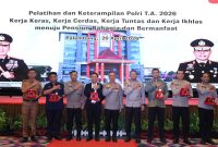 Kapolda Irjen Pol Dr Sandi Nugroho SIK SH MHum, memberikan plakat penghargaan kepada para narasumber dan mitra sebagai bentuk apresiasi atas kontribusi dalam kegiatan Latram 2026.