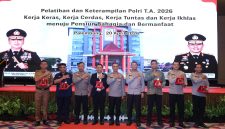 Kapolda Irjen Pol Dr Sandi Nugroho SIK SH MHum, memberikan plakat penghargaan kepada para narasumber dan mitra sebagai bentuk apresiasi atas kontribusi dalam kegiatan Latram 2026.
