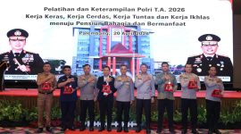Kapolda Irjen Pol Dr Sandi Nugroho SIK SH MHum, memberikan plakat penghargaan kepada para narasumber dan mitra sebagai bentuk apresiasi atas kontribusi dalam kegiatan Latram 2026.