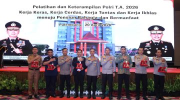 Kapolda Irjen Pol Dr Sandi Nugroho SIK SH MHum, memberikan plakat penghargaan kepada para narasumber dan mitra sebagai bentuk apresiasi atas kontribusi dalam kegiatan Latram 2026.