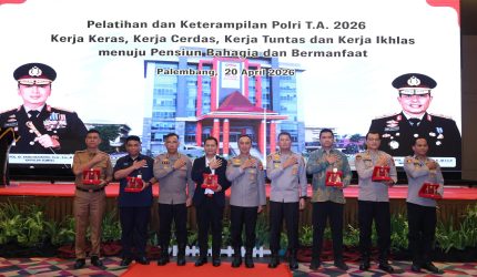 Kapolda Irjen Pol Dr Sandi Nugroho SIK SH MHum, memberikan plakat penghargaan kepada para narasumber dan mitra sebagai bentuk apresiasi atas kontribusi dalam kegiatan Latram 2026.