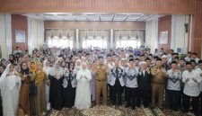 Suasana haru tak terbendung di Rumah Dinas Wali Kota Palembang, Senin 20 April 2026, sebanyak 76 guru yang tergabung dalam Persatuan Guru Republik Indonesia [PGRI] Kota Palembang dilepas menuju Tanah Suci.