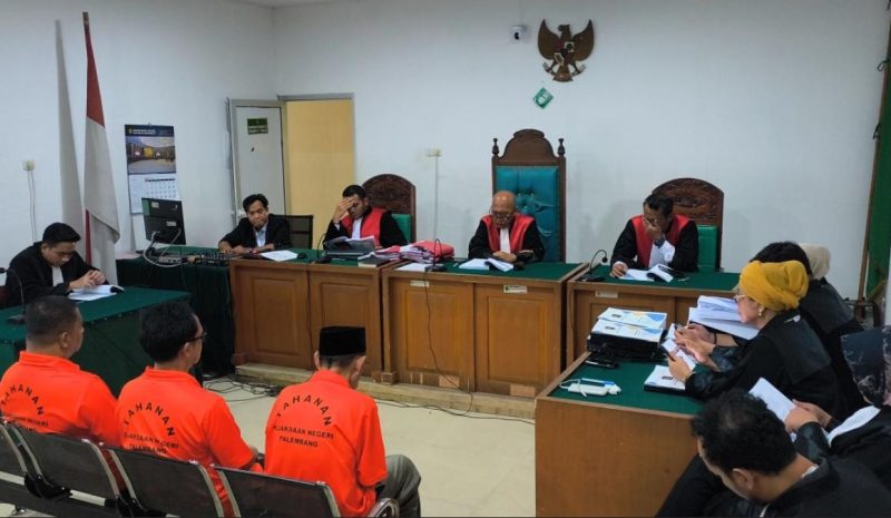 Sidang perkara dugaan Tindak Pidana Pencucian Uang [TPPU] yang bersumber dari kejahatan narkotika dengan terdakwa Sutarnedi alias Haji Sutar, Apri Maikel Jekson, dan Debyk kembali digelar di Pengadilan Negeri Palembang, Senin 20 April 2026, dengan agenda pembacaan nota pembelaan [pledoi].