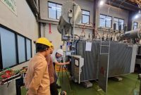 PT PLN [Persero] Unit Pelaksana Pelayanan Pelanggan [UP3] Palembang melaksanakan Factory Acceptance Test [FAT] Automatic Voltage Regulator [AVR] di pabrikan trafo PT Symphos Electric sebagai langkah strategis menjaga kestabilan tegangan listrik, khususnya di wilayah Kabupaten Banyuasin yang memiliki tantangan tegangan rendah.