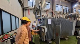 PT PLN [Persero] Unit Pelaksana Pelayanan Pelanggan [UP3] Palembang melaksanakan Factory Acceptance Test [FAT] Automatic Voltage Regulator [AVR] di pabrikan trafo PT Symphos Electric sebagai langkah strategis menjaga kestabilan tegangan listrik, khususnya di wilayah Kabupaten Banyuasin yang memiliki tantangan tegangan rendah.