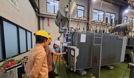 PT PLN [Persero] Unit Pelaksana Pelayanan Pelanggan [UP3] Palembang melaksanakan Factory Acceptance Test [FAT] Automatic Voltage Regulator [AVR] di pabrikan trafo PT Symphos Electric sebagai langkah strategis menjaga kestabilan tegangan listrik, khususnya di wilayah Kabupaten Banyuasin yang memiliki tantangan tegangan rendah.