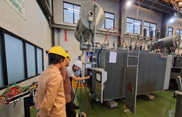 PT PLN [Persero] Unit Pelaksana Pelayanan Pelanggan [UP3] Palembang melaksanakan Factory Acceptance Test [FAT] Automatic Voltage Regulator [AVR] di pabrikan trafo PT Symphos Electric sebagai langkah strategis menjaga kestabilan tegangan listrik, khususnya di wilayah Kabupaten Banyuasin yang memiliki tantangan tegangan rendah.