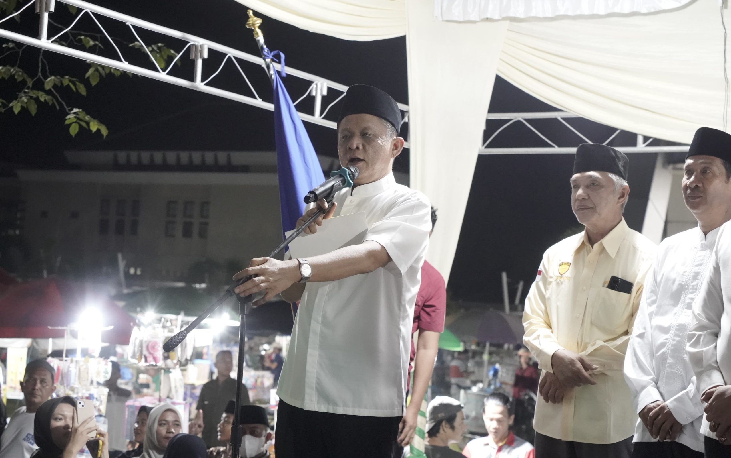 Bupati OKU Timur, Ir H Lanosin MT MM memberikan sambutan pelepasan 437 CJH.