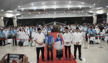 Bupati Enos Lepas 437 JCH OKU Timur dalam Haru