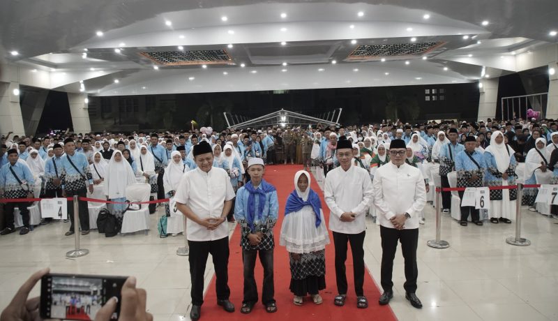 Bupati Enos Lepas 437 JCH OKU Timur dalam Haru