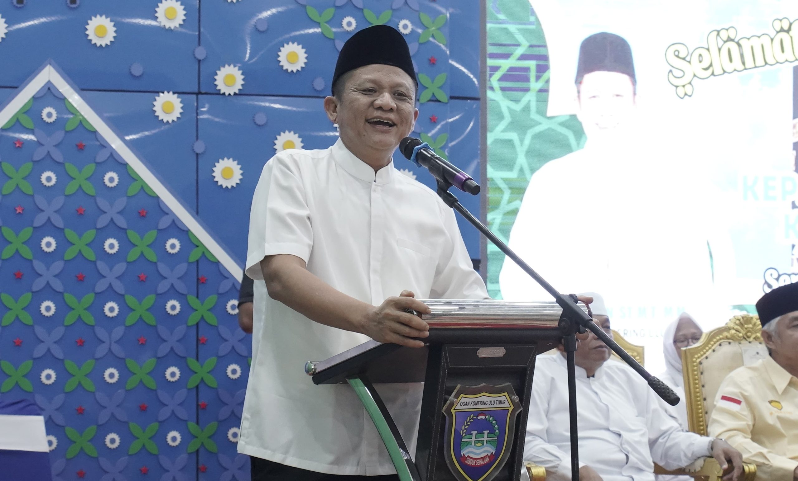 Bupati OKU Timur, Ir H Lanosin MT MM memberikan sambutan pelepasan 437 CJH.