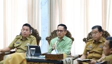 Wali Kota Palembang Ratu Dewa, memimpin langsung Rapat Kesiapsiagaan Kebakaran Hutan dan Lahan [Karhutla] di Rumah Dinas Wali Kota, Selasa 21 April 2026, pagi.