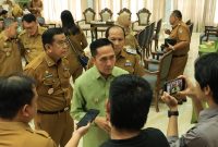 Wali Kota Ratu Dewa saat diwawancarai usai rapat pemantapan persiapan HUT ke-1343 Palembang.