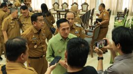 Wali Kota Ratu Dewa saat diwawancarai usai rapat pemantapan persiapan HUT ke-1343 Palembang.