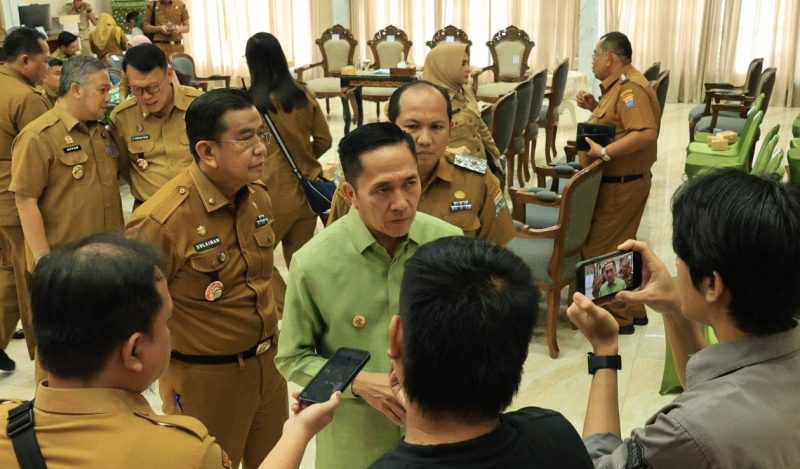 Wali Kota Ratu Dewa saat diwawancarai usai rapat pemantapan persiapan HUT ke-1343 Palembang.