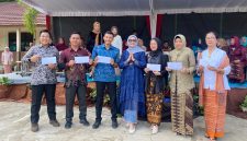 Pembagian hadiah pembinaan busana Kartini sebagai bentuk apresiasi dan motivasi bagi guru.