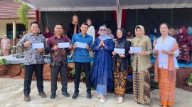 Pembagian hadiah pembinaan busana Kartini di SMPN 18 Palembang sebagai bentuk apresiasi dan motivasi bagi guru.