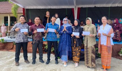 Pembagian hadiah pembinaan busana Kartini di SMPN 18 Palembang sebagai bentuk apresiasi dan motivasi bagi guru.