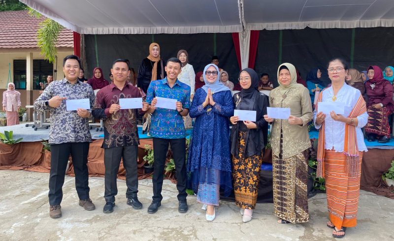 Pembagian hadiah pembinaan busana Kartini di SMPN 18 Palembang sebagai bentuk apresiasi dan motivasi bagi guru.