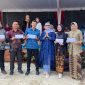 Pembagian hadiah pembinaan busana Kartini di SMPN 18 Palembang sebagai bentuk apresiasi dan motivasi bagi guru.