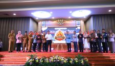 Gubernur Dr H Herman Deru saat membuka kegiatan Sultan Muda Xpora 2026 dalam rangka mengakselerasi ekspor Sumatera Selatan melalui penguatan Sultan Muda dan keuangan inklusif, di Kantor Otoritas Jasa Keuangan [OJK] Sumsel, Selasa 21 April 2026.