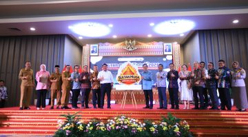 Gubernur Dr H Herman Deru saat membuka kegiatan Sultan Muda Xpora 2026 dalam rangka mengakselerasi ekspor Sumatera Selatan melalui penguatan Sultan Muda dan keuangan inklusif, di Kantor Otoritas Jasa Keuangan [OJK] Sumsel, Selasa 21 April 2026.