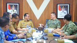 Sekretaris Daerah Provinsi Sumatera Selatan, Dr Drs H Edward Candra MH menerima audiensi Perwira Staf Ahli Tingkat III Bidang Politik dan Keamanan Nasional Panglima TNI, Mayjen TNI Budi Hariswanto, bersama tim dalam rangka pengumpulan data untuk penyusunan kajian strategi penyelesaian konflik tenurial pertahanan.