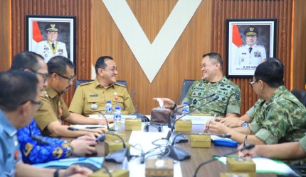 Sekretaris Daerah Provinsi Sumatera Selatan, Dr Drs H Edward Candra MH menerima audiensi Perwira Staf Ahli Tingkat III Bidang Politik dan Keamanan Nasional Panglima TNI, Mayjen TNI Budi Hariswanto, bersama tim dalam rangka pengumpulan data untuk penyusunan kajian strategi penyelesaian konflik tenurial pertahanan.