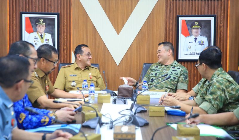 Sekretaris Daerah Provinsi Sumatera Selatan, Dr Drs H Edward Candra MH menerima audiensi Perwira Staf Ahli Tingkat III Bidang Politik dan Keamanan Nasional Panglima TNI, Mayjen TNI Budi Hariswanto, bersama tim dalam rangka pengumpulan data untuk penyusunan kajian strategi penyelesaian konflik tenurial pertahanan.