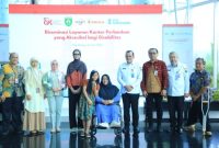 Sekretaris Daerah Provinsi Sumatera Selatan [Sekda Sumsel], Dr Drs H Edward Candra MH meninjau langsung layanan perbankan di Bank Sumsel Babel dalam memberikan pelayanan kepada konsumen penyandang disabilitas, Rabu 22 April 2026.