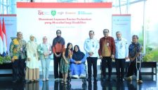 Sekretaris Daerah Provinsi Sumatera Selatan [Sekda Sumsel], Dr Drs H Edward Candra MH meninjau langsung layanan perbankan di Bank Sumsel Babel dalam memberikan pelayanan kepada konsumen penyandang disabilitas, Rabu 22 April 2026.